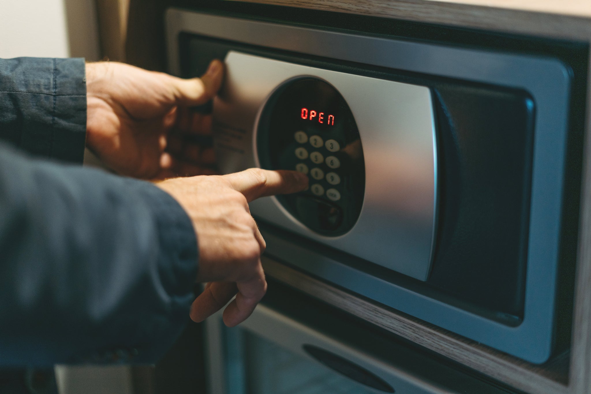 Gun Cabinets vs Gun Safes: Which One is Right for You?